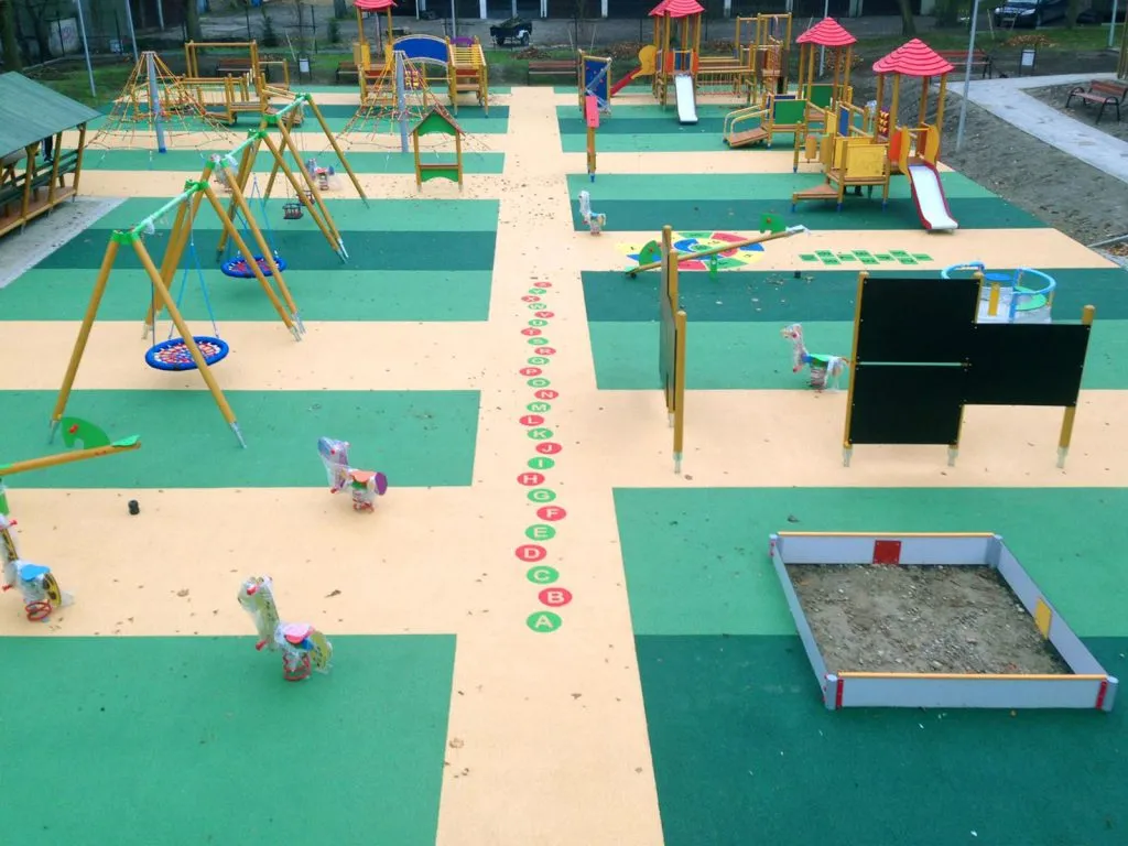 rodzaje nawierzchni amortyzujących plac zabaw