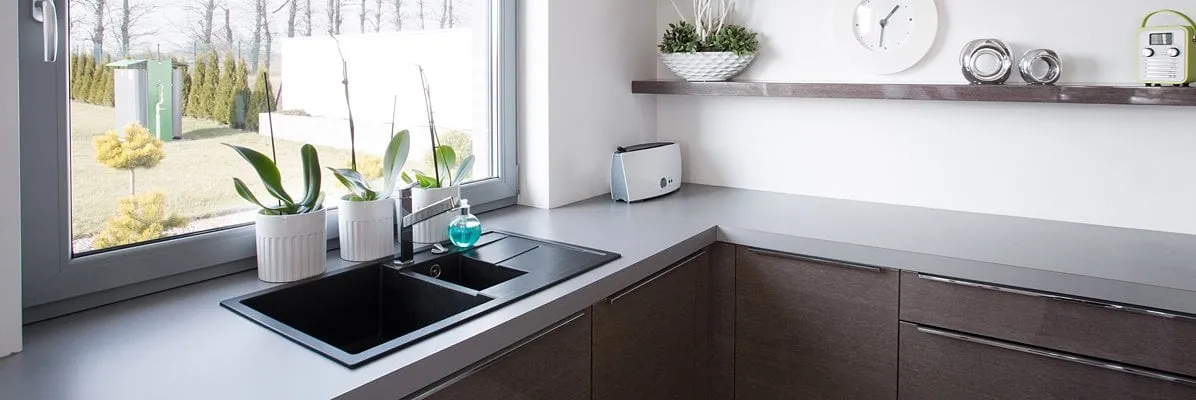 zlewozmywak pod oknem blat roboczy pod oknem kuchnia