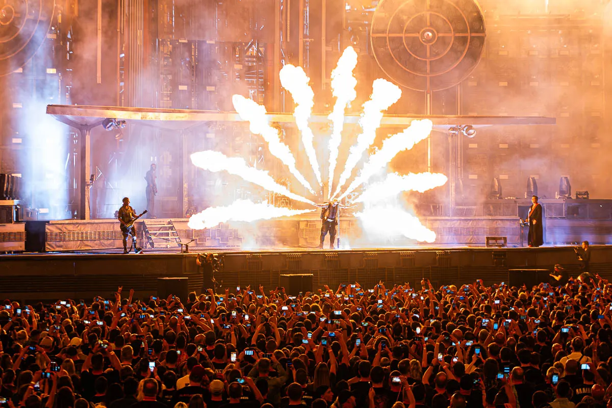 Koncert Rammstein z pirotechniką i tłumem fan&oacute;w z telefonami. Trudno określić, ile trwa koncert Rammstein, ale wrażenia są niezapomniane!