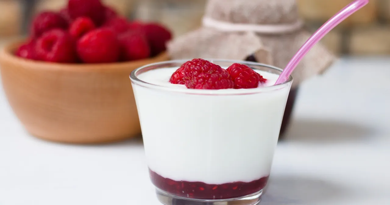 tabela por&oacute;wnująca wartości odżywcze kefiru jogurtu skyru