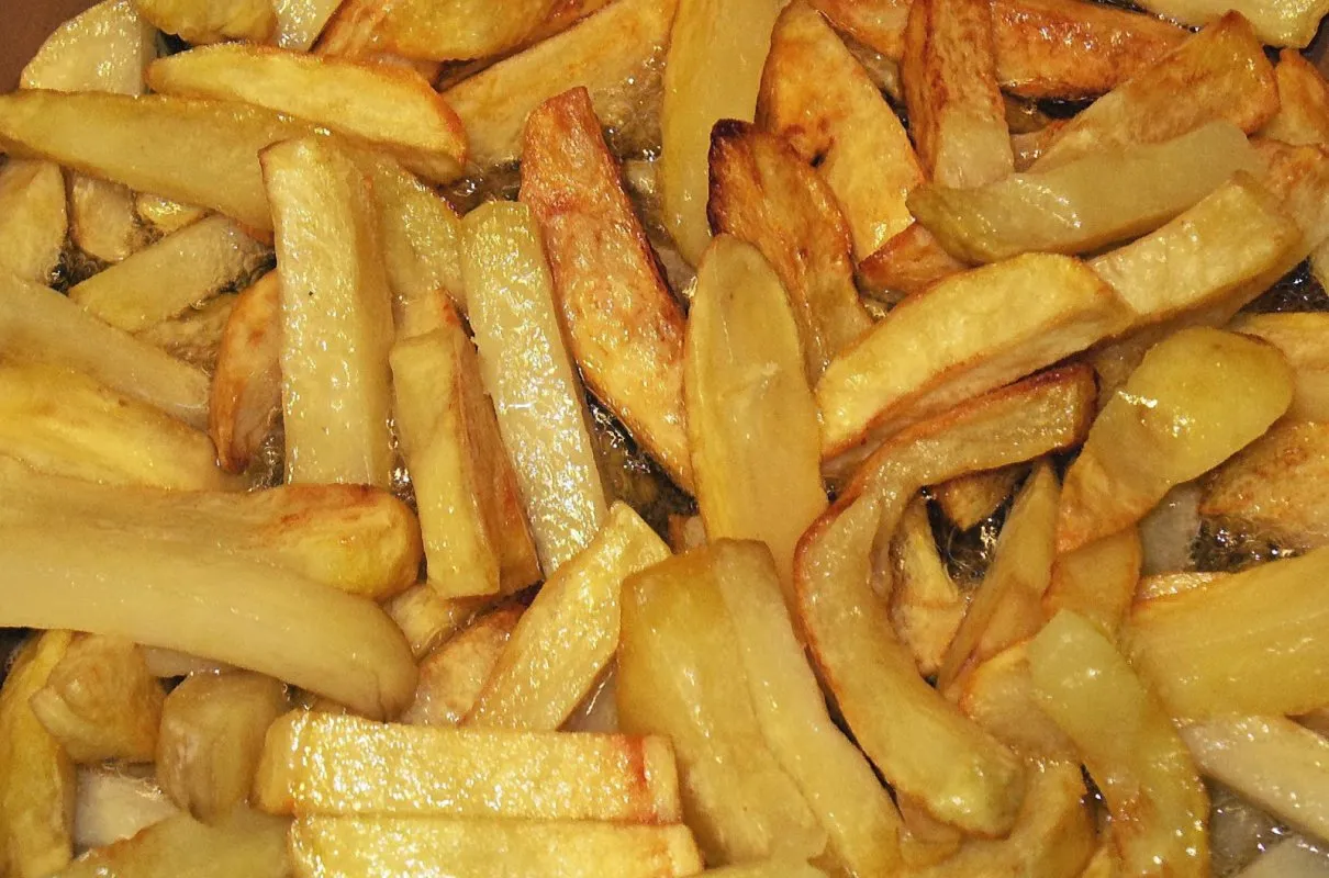 Przygotowanie patelni do smażenia frytek