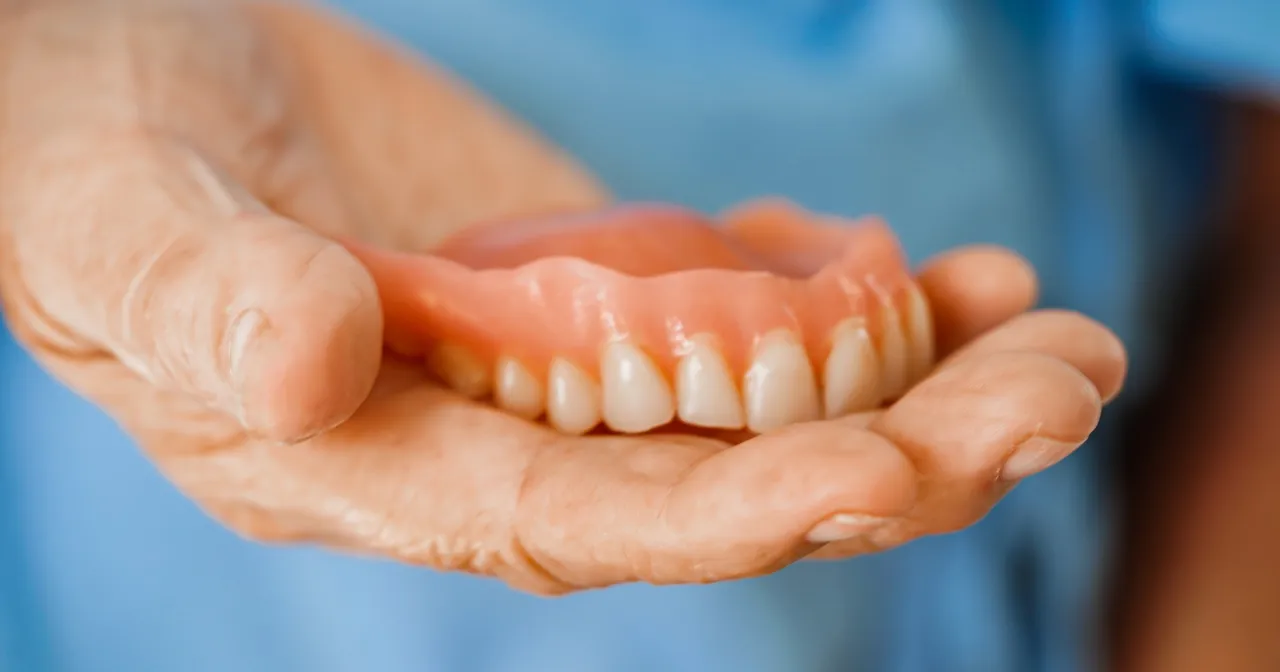 błędy usuwanie kleju protezy