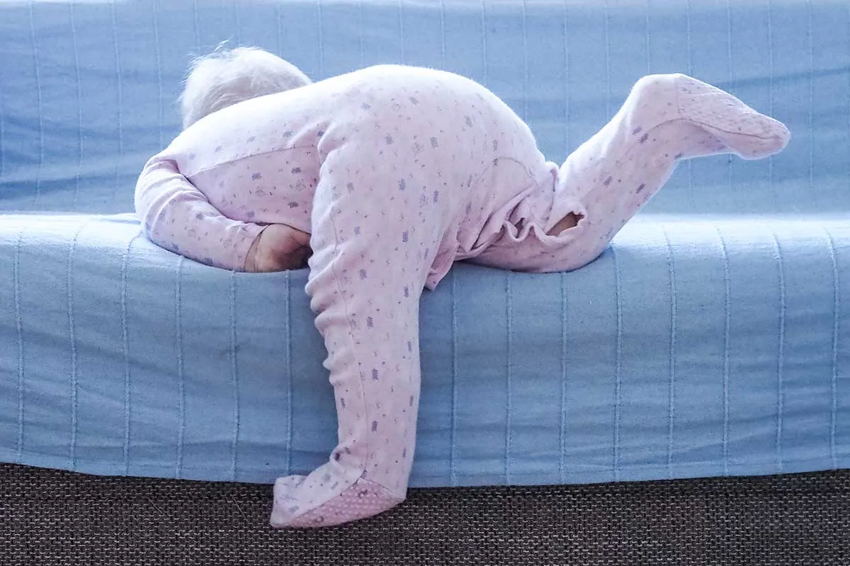 11 miesięczne dziecko wstaje przy meblach