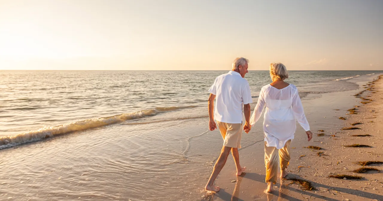 Spacerem po plaży, marząc o wakacjach. Czy będzie bon turystyczny dla seniora, by zn&oacute;w poczuć ten spok&oacute;j?