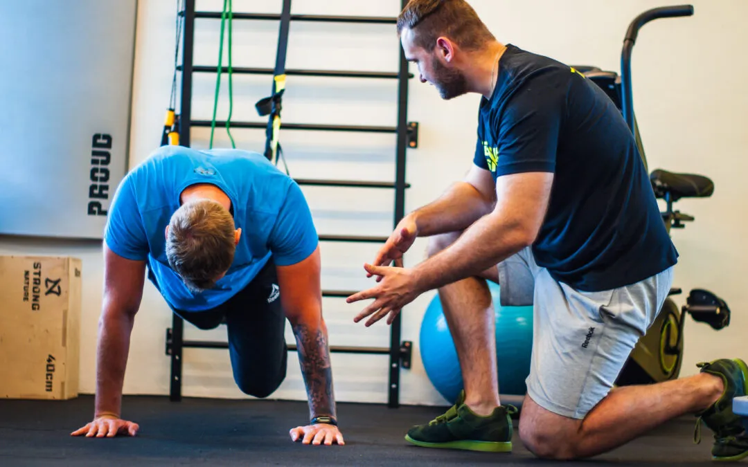 CrossFit trener instruktor pomaga