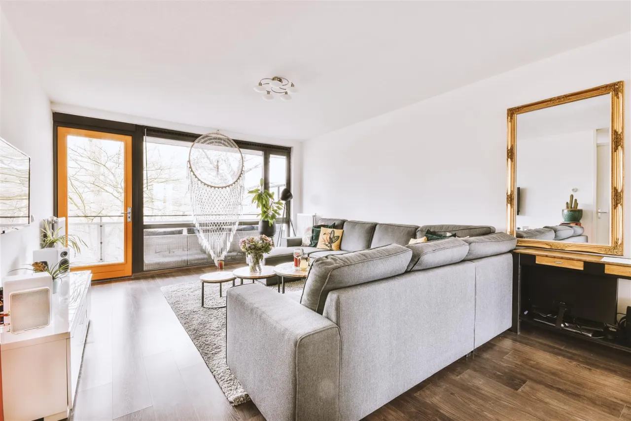 aranżacje małego salonu w bloku optyczne powiększenie