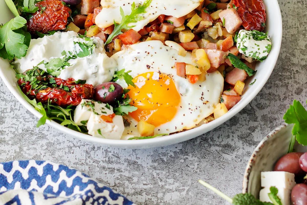 jajka sadzone z dodatkami na obiad