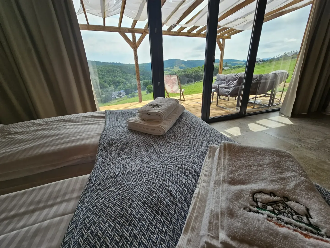 Domki w Bieszczadach z widokiem na góry, agroturystyka Bieszczady, glamping Bieszczady