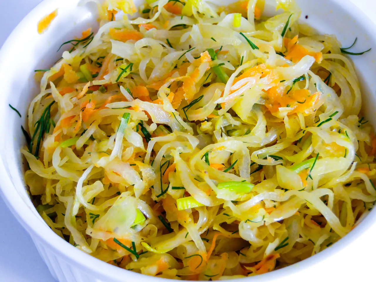 Surówka z kiszonej kapusty z marchewką i koperkiem. Idealne co dodać do surówki z kapusty kiszonej, by była pyszna i zdrowa.