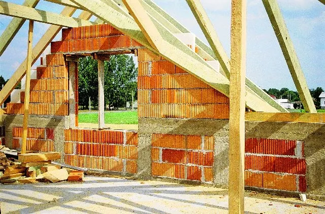 ściana szczytowa w budowie domu jednorodzinnego