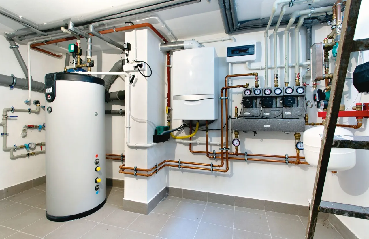 Kotłownia z zasobnikiem wody i kotłem, gotowa na czasy od kiedy zakaz ogrzewania gazem.