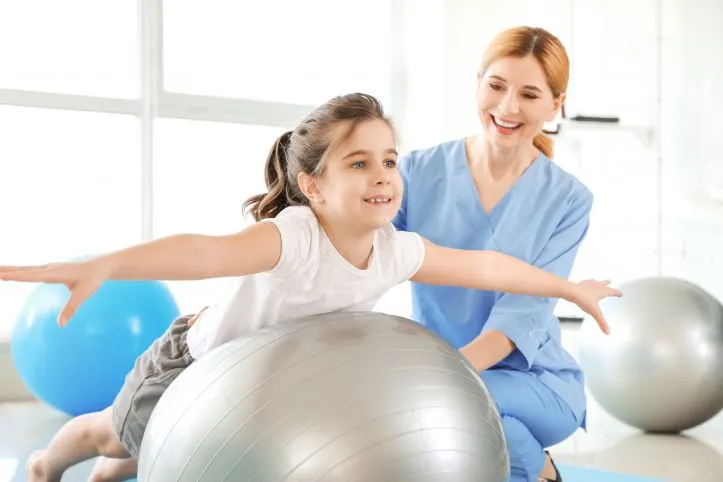 Zdjęcie Kto może prowadzić zajęcia rewalidacyjne z dzieckiem z autyzmem? Sprawdź kwalifikacje specjalistów