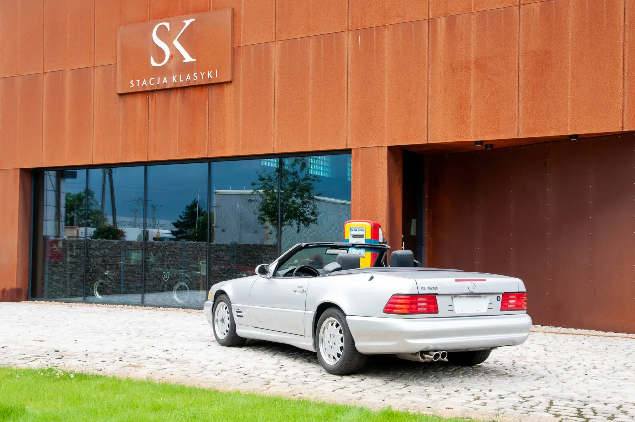 Mercedes SL 500 Cabriolet R129 na tle historycznym