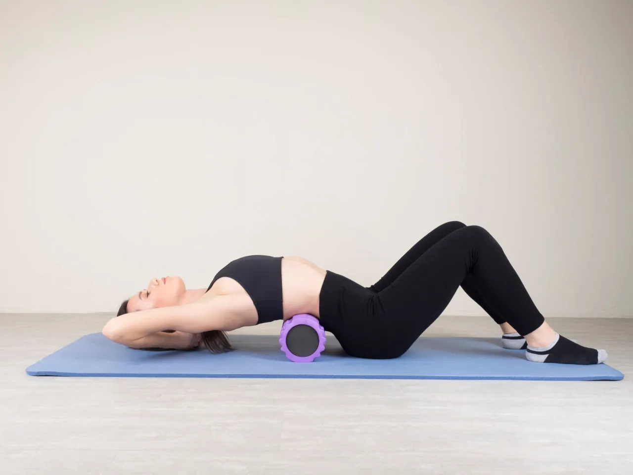 kobieta ćwicząca na rollerze kręgosłup piersiowy