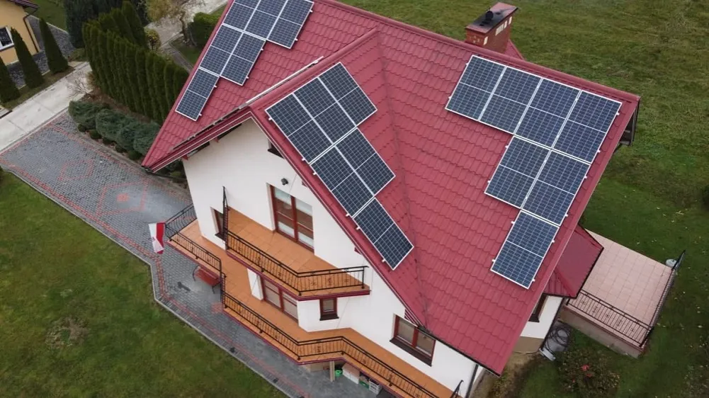 Instalacja fotowoltaiczna na dachu domu