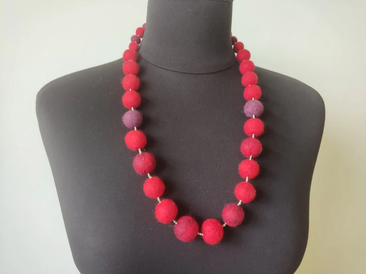 Naszyjnik z filcowych kulek