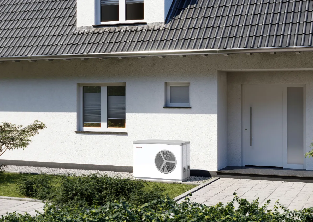 Nowoczesna pompa ciepła przy białym domu. Idealna do ogrzewania domu 180m2 z grzejnikami.