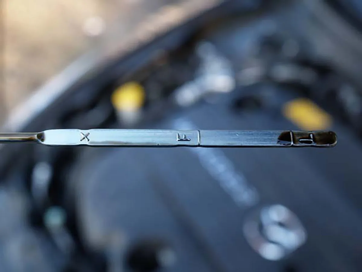 sprawdzanie poziomu oleju motocykl bagnet pionowo