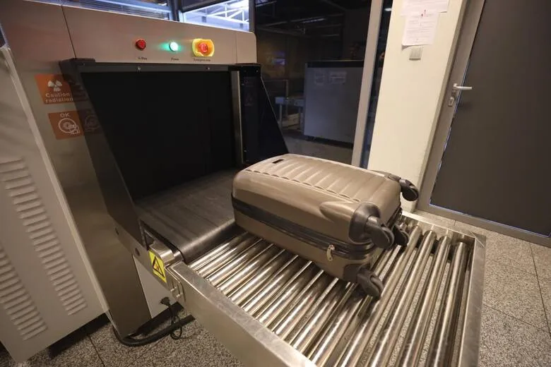 kontrola bezpieczeństwa na lotnisku żywność bagaż podręczny