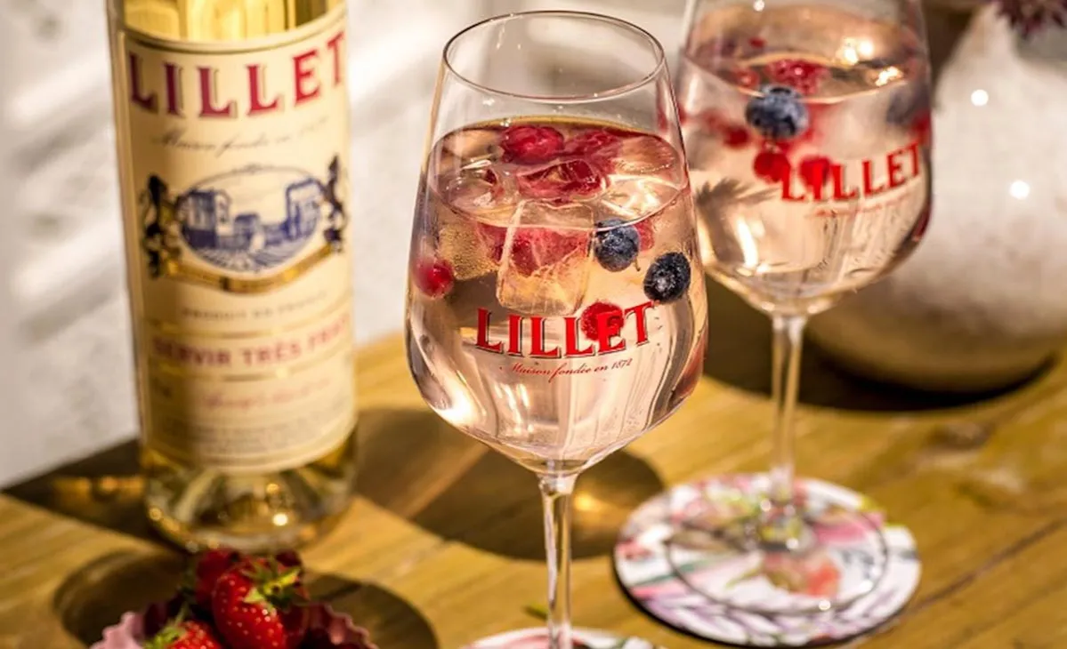Lillet Flaschen und Cocktails
