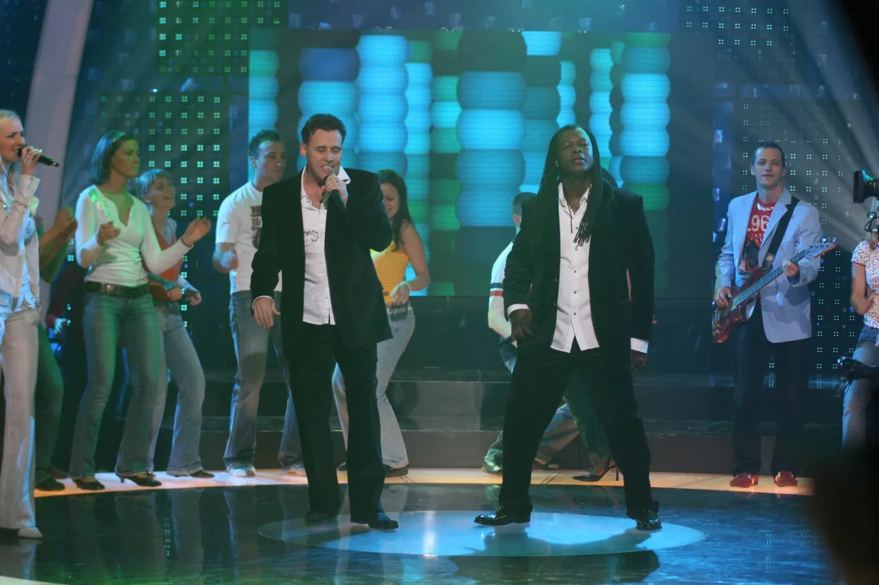 Wokalista śpiewa do mikrofonu, obok niego stoi gitarzysta. Czy uczestnicy programu znają listę utworów przed wejściem do studia?