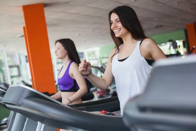 kobieta biegnąca na bieżni z uśmiechem