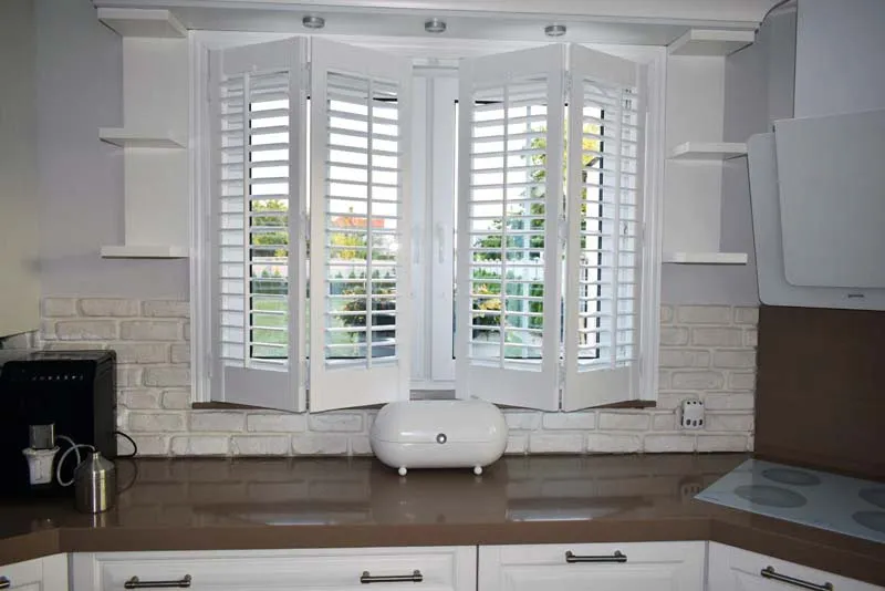 Nowoczesne aranżacje okien w kuchni różne osłony