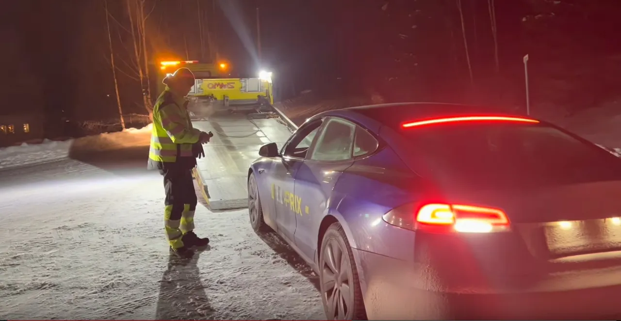 Nocą na śniegu laweta zabiera Teslę. Zastanawiasz się, ile przejedzie Tesla na jednym ładowaniu?