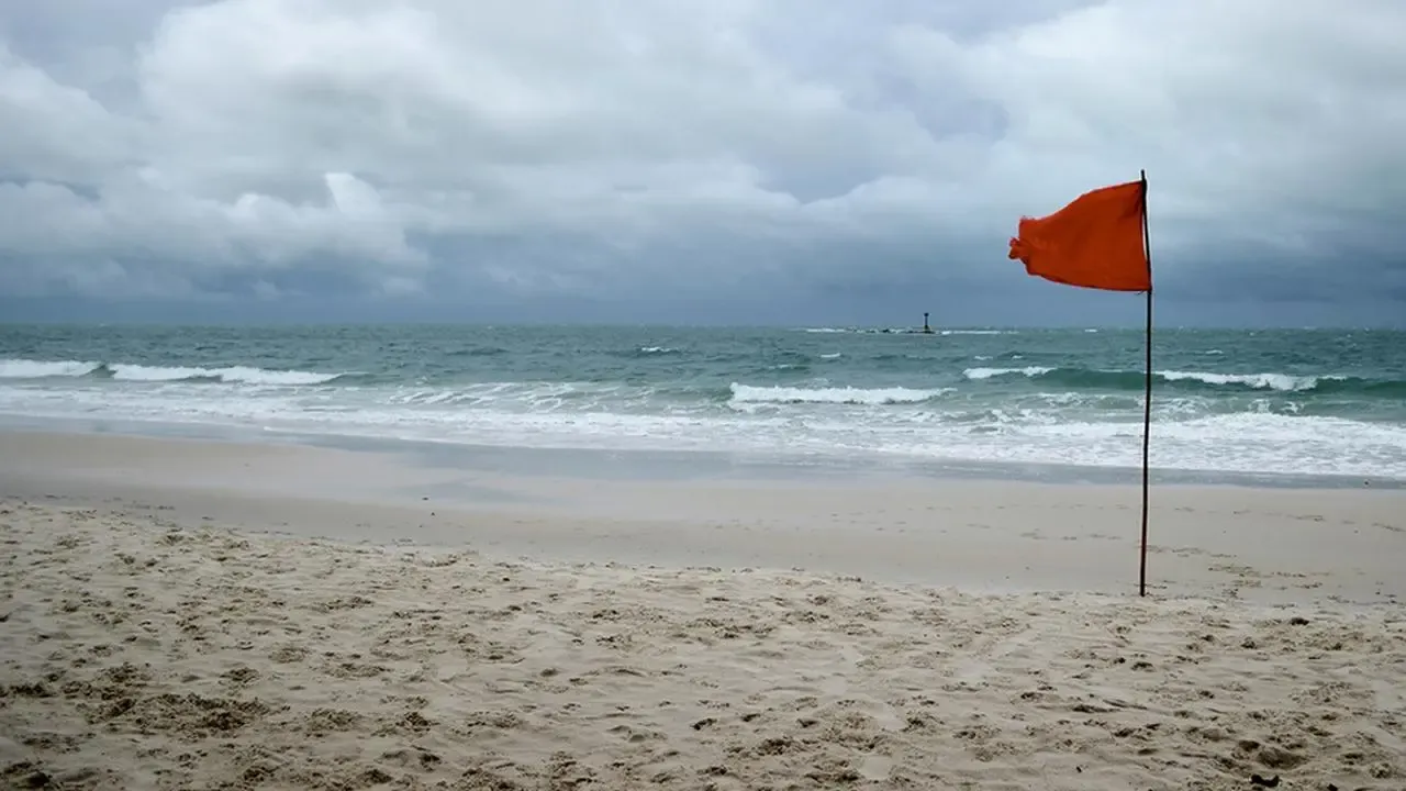 Plaża polskie morze ratownik WOPR biała flaga