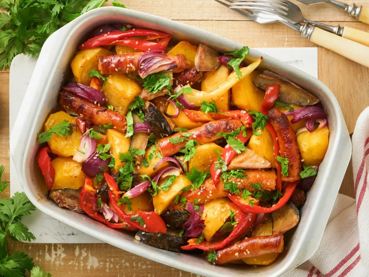 Pyszne pieczone ziemniaki, kiełbaski, papryka i cebula. Idealne danie, kt&oacute;re można ugotować na obiad.