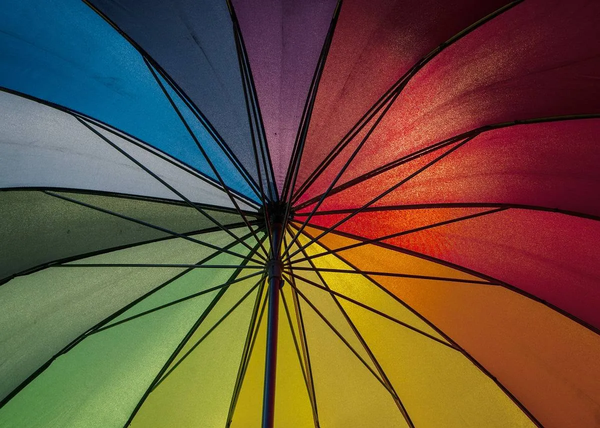 różne parasole, dzieci i dorośli rozwiązujący zagadki