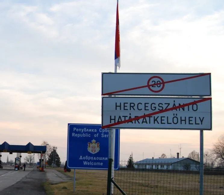 Flaga Serbii i dokumenty podróży