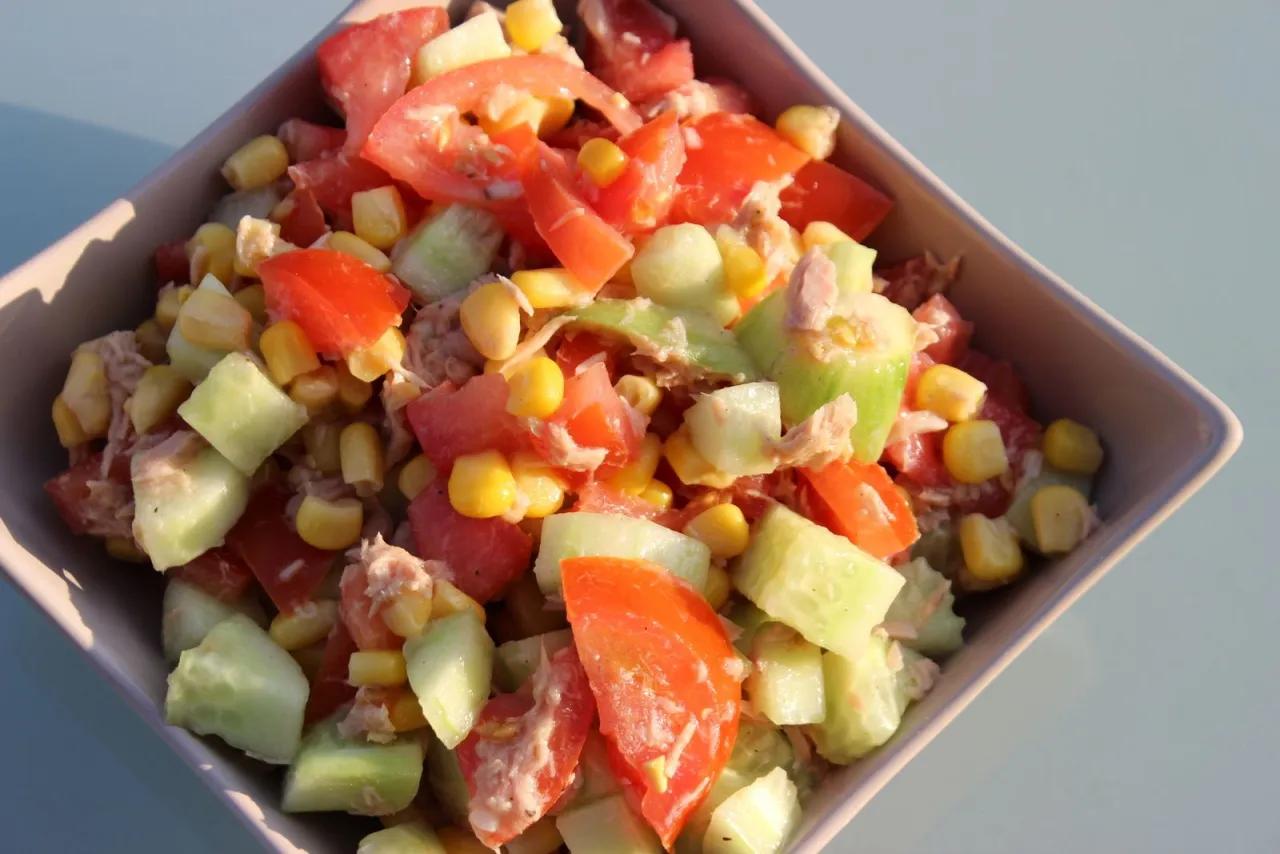 Salade de thon variée et colorée