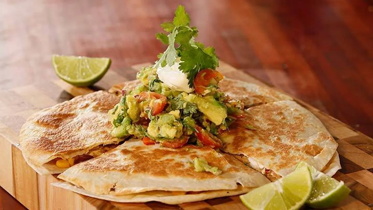 quesadilla z wołowiną z guacamole i salsą