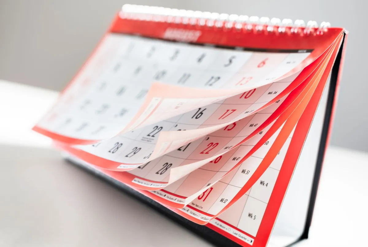 Przewracane kartki kalendarza. Kiedy złożyć wniosek o kredyt na start? Czas ucieka, a dni mijają.