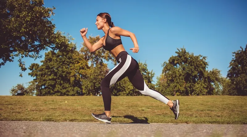 osoba biegająca w strefie tętna