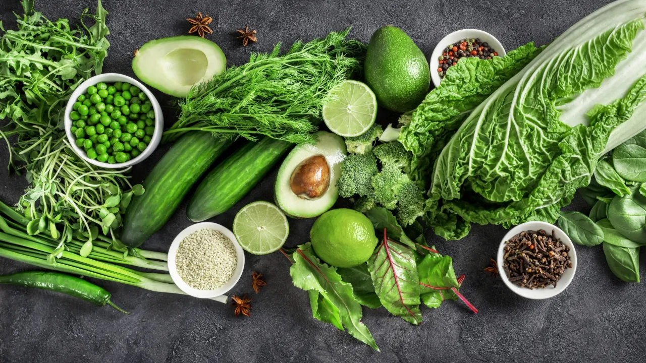 r&oacute;żne zielone warzywa liściaste do koktajli