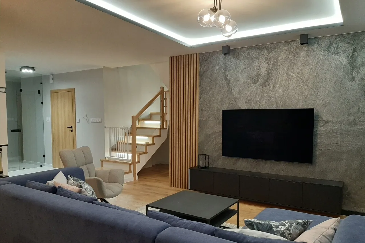 inspiracje słup w salonie lamele beton lustra