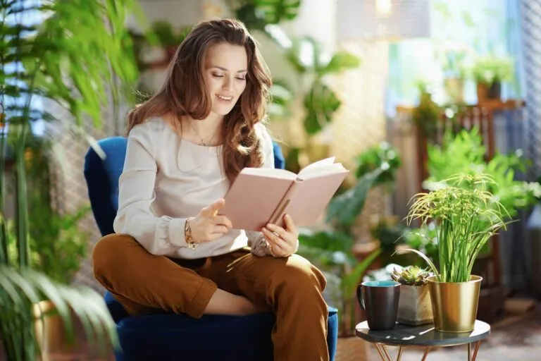 osoba czytająca książkę po operacji zaćmy, komfortowe czytanie, bezpieczne czytanie