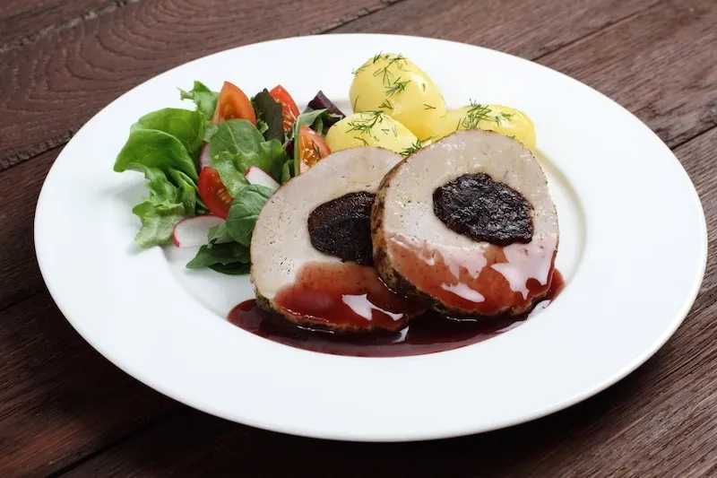 pieczony schab ze śliwkami na półmisku
