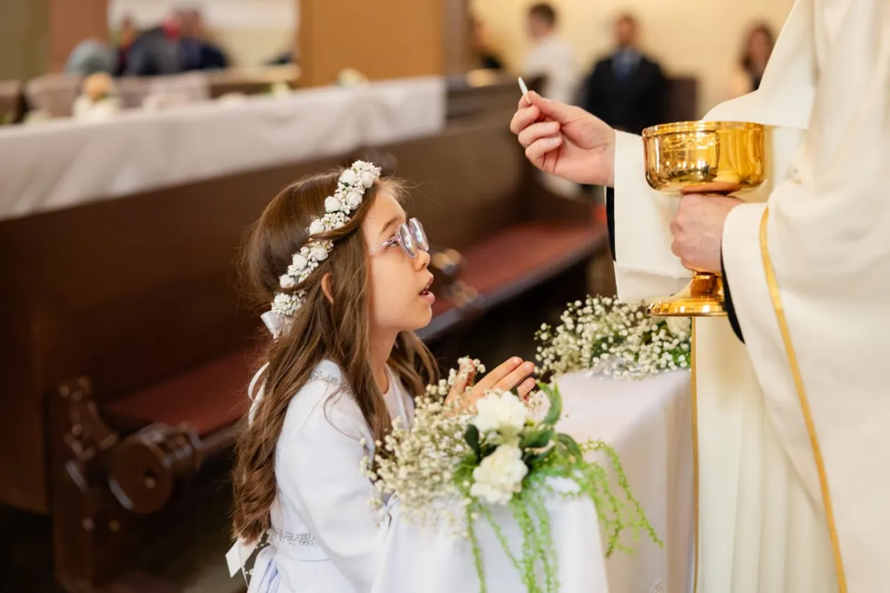 Zdjęcie Ile kosztuje fotograf na komunię? Cennik i pakiety 2026