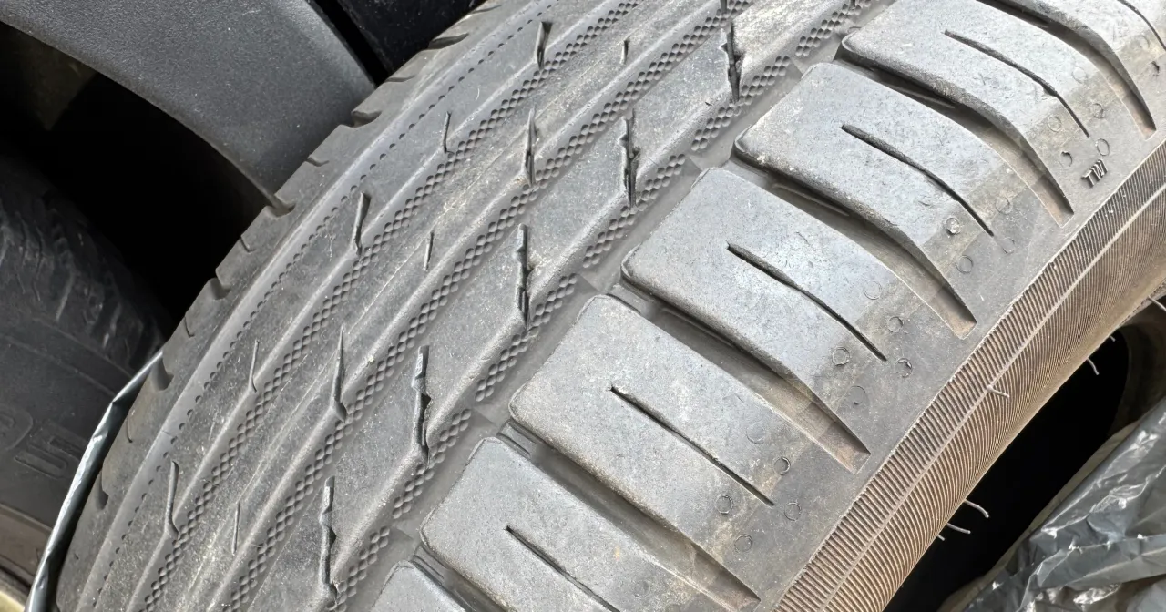 Policjant i opony samochodowe