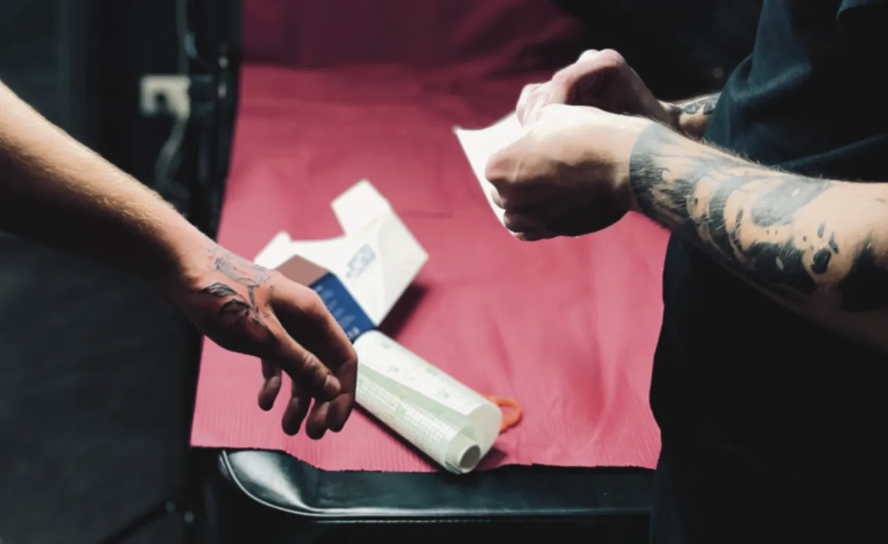 prawidłowa pielęgnacja świeżego tatuażu, mycie i smarowanie tatuażu