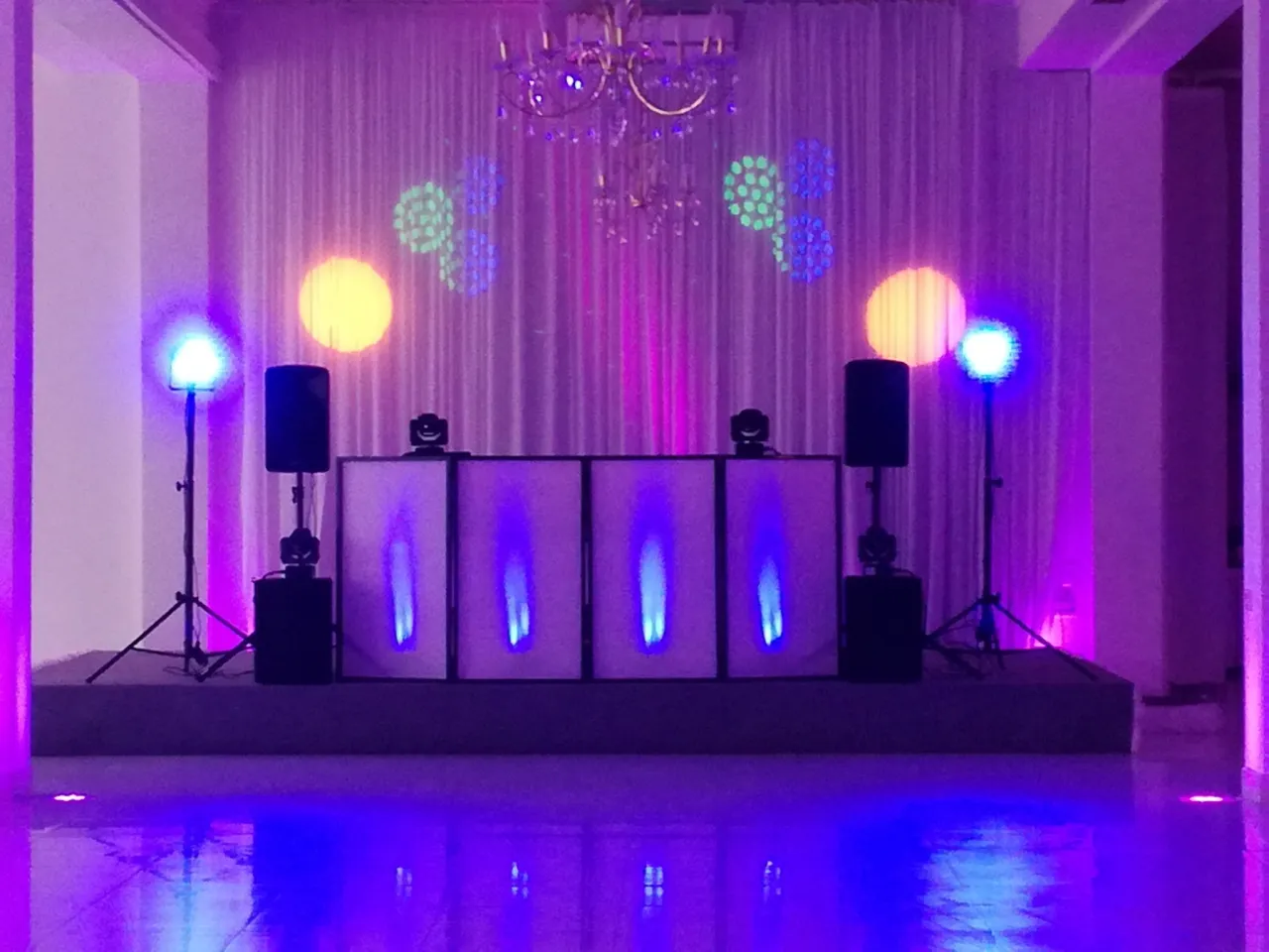 dekoracja światłem uplighting na sali