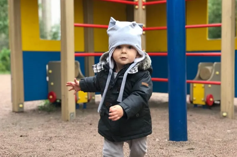 Dziecko na placu zabaw wiek rozwój