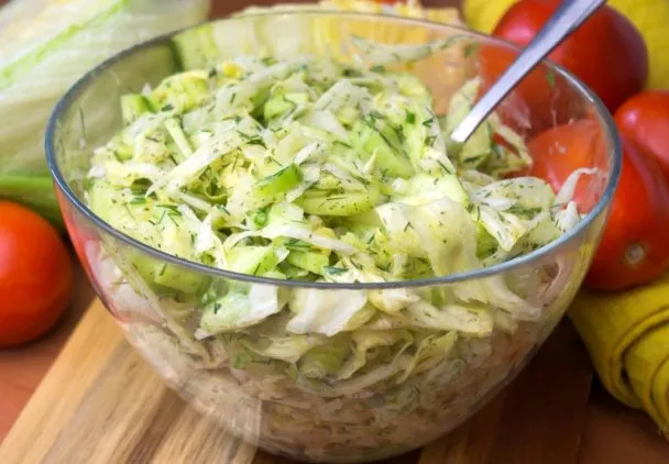 sur&oacute;wka z sałaty lodowej z owocami i orzechami