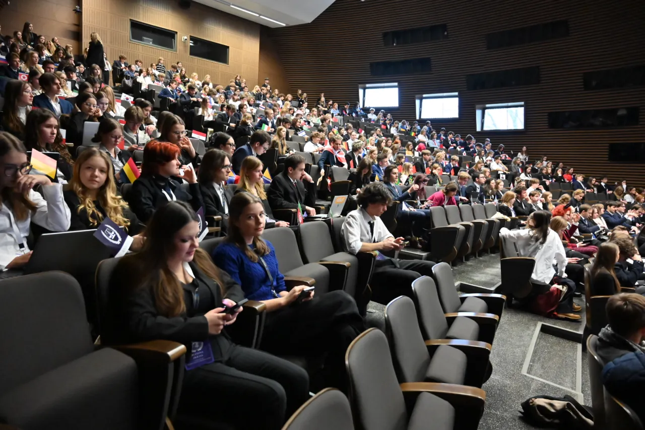 Młodzi ludzie debatują