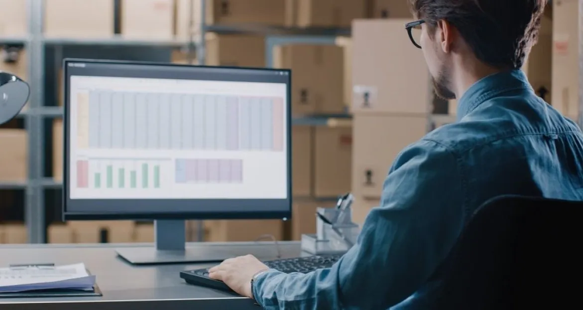 spedytor przy pracy, biuro spedycyjne, logistyka