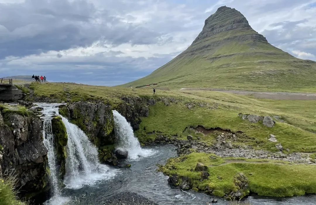 Góra Kirkjufell i wodospad Kirkjufellsfoss Islandia