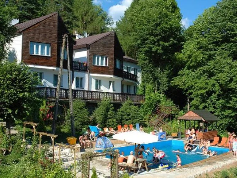 Rodzaje nocleg&oacute;w G&oacute;ry Stołowe schronisko pensjonat domek agroturystyka hotel